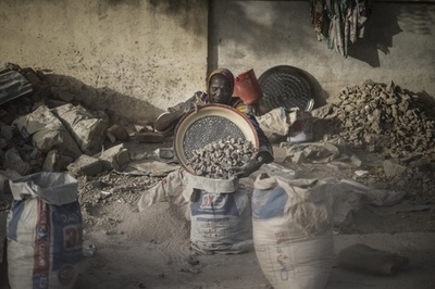 高温と粉じん マスク無しで建設廃材を砕く女性たち チャド