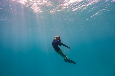 海の神秘をまとった現代のマーメイド、フリーダイバー福田朋夏