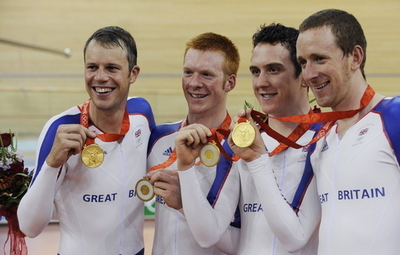 英国 自転車・トラック男子団体追い抜きで金メダル獲得
