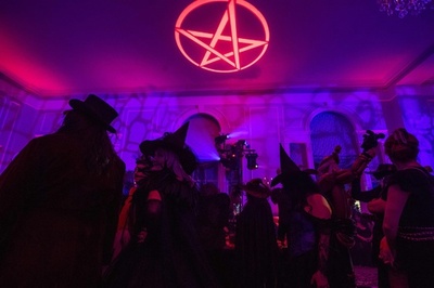 ハロウィーンイベント「魔女たちの舞踏会」開催 米