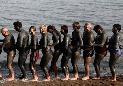 死海で泥パックに新聞、欧州の観光客が陽気を満喫