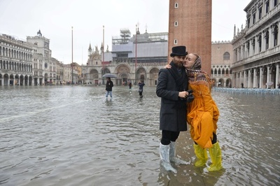 「アクアアルタ」で冠水したサン・マルコ広場、ベネチア