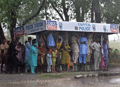 カラチを襲った暴風雨、死亡者は235人に