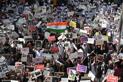 8歳女児の集団レイプ殺人、元警察官の被告らが無罪主張 インド