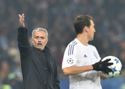 モウリーニョ監督「主審は弱腰でナイーブ」、ベンゲル監督を引用し審判批判