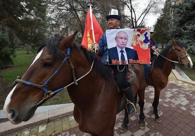 キルギスでロシア支持デモ