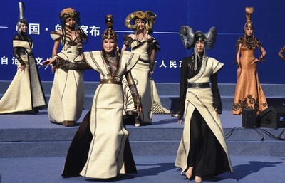 モンゴル族の民族衣装が中国国際ファッションショーに初登場 匠の心 を世界に 写真1枚 国際ニュース Afpbb News