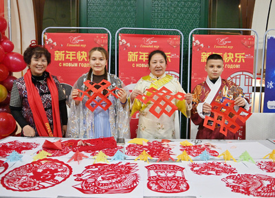 中国に押し寄せるロシア人観光客 スープの味も似た中ロ国境地帯