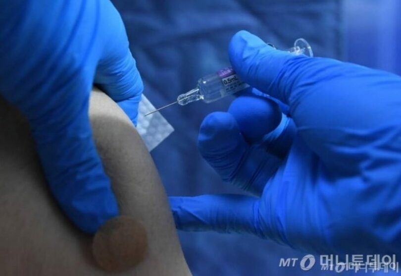 インフルエンザの無料予防接種を受ける高齢者(c)MONEYTODAY