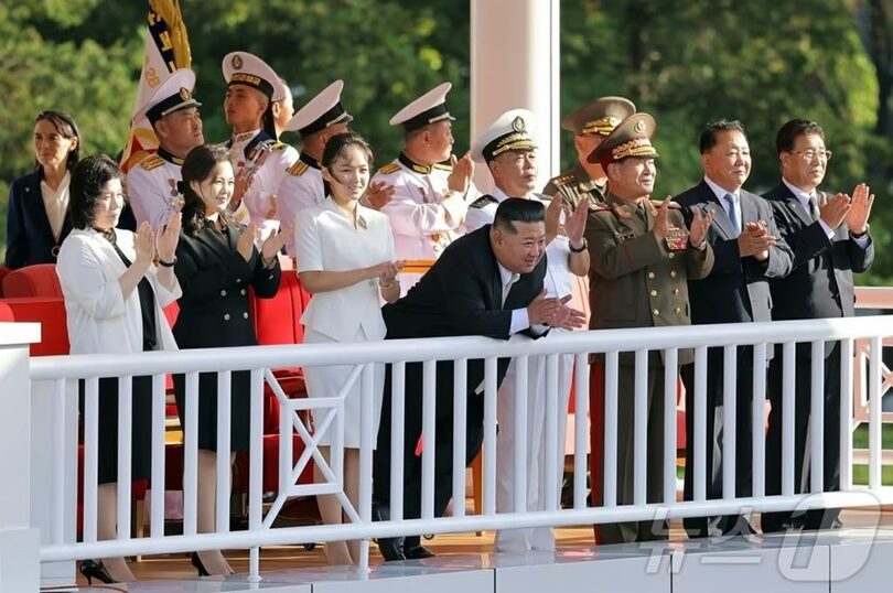 5000トン級新型駆逐艦「姜健」の就役式に出席した北朝鮮のキム・ジョンウン（金正恩）朝鮮労働党総書記と娘、妻リ・ソルジュ（李雪主）氏＝労働新聞(c)news1