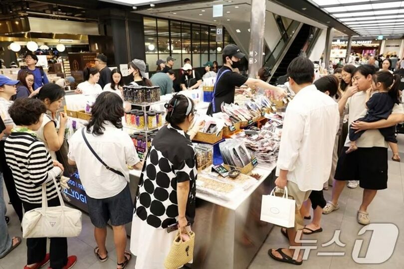 猛暑が続く7月31日、買い物客でにぎわう光州新世界百貨店(c)news1