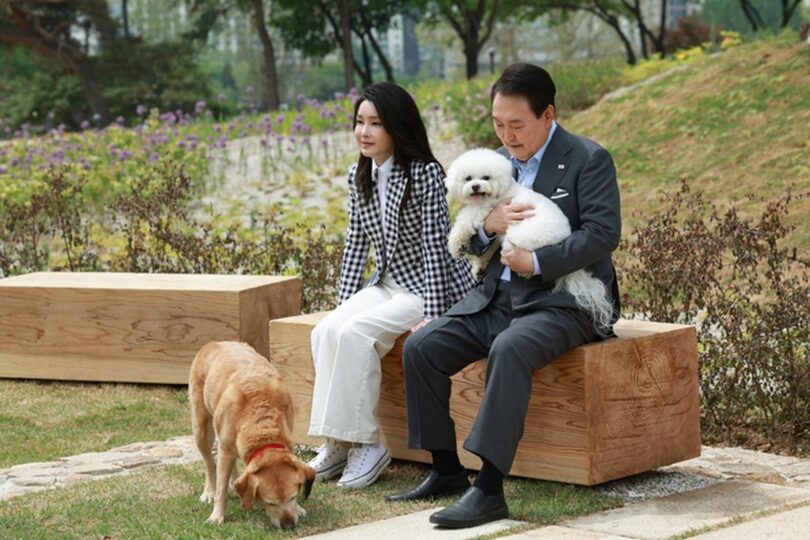 2023年5月4日、愛犬と休息するユン・ソンニョル（尹錫悦）氏と妻キム・ゴニ氏＝大統領室提供(c)NEWSIS