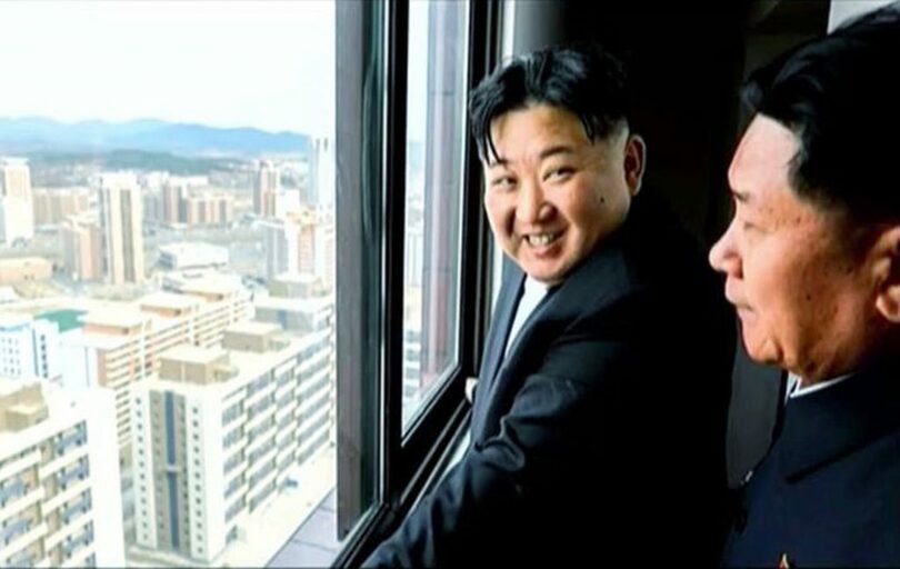 「和盛地区第3段階・1万世帯住宅」を視察するキム・ジョンウン総書記＝朝鮮中央テレビキャプチャー(c)NEWSIS