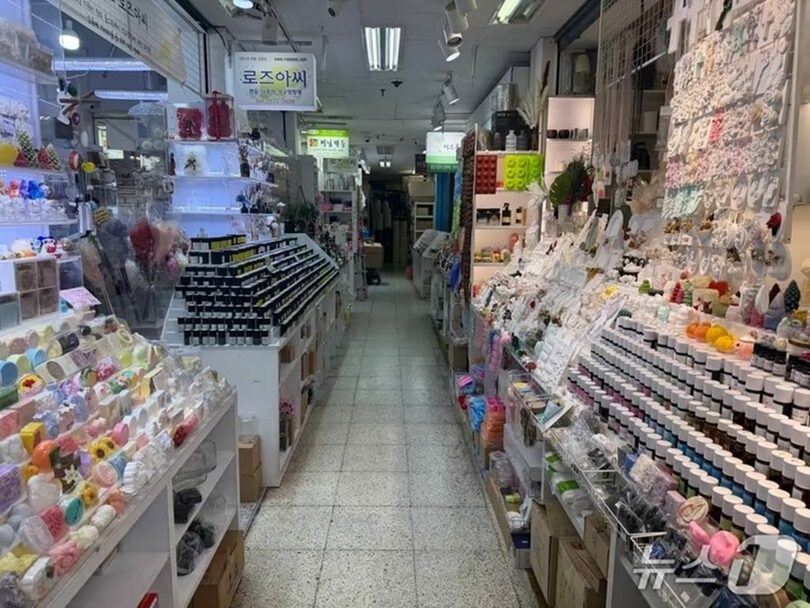 芳山市場内の香料店の通路(c)news1
