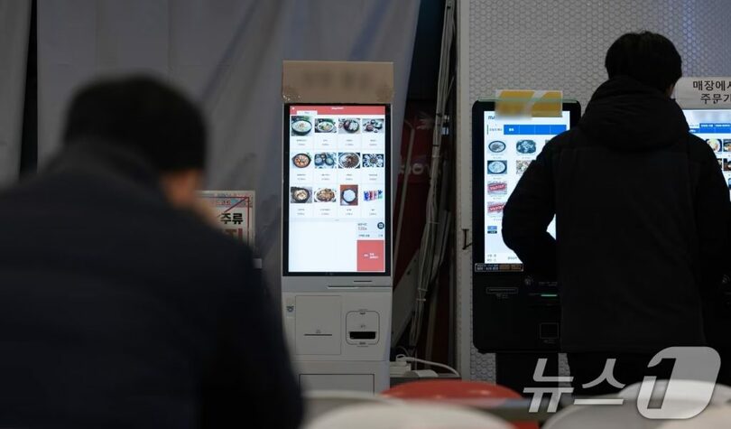 ソウル市内のあるレストランでキオスクを利用する客(c)news1