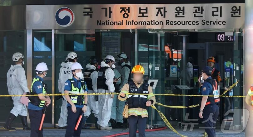 27日午前、大田（テジョン）市儒城区の国家情報資源管理院火災現場で、建物内部へ移動する警察科学捜査隊の火災鑑識関係者(c)news1