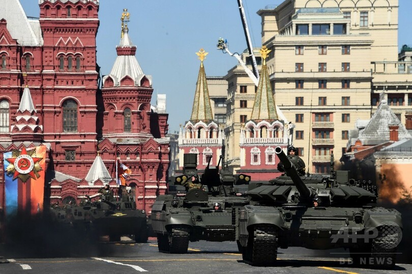 ロシア、戦勝記念日の軍事パレードで最新兵器を披露