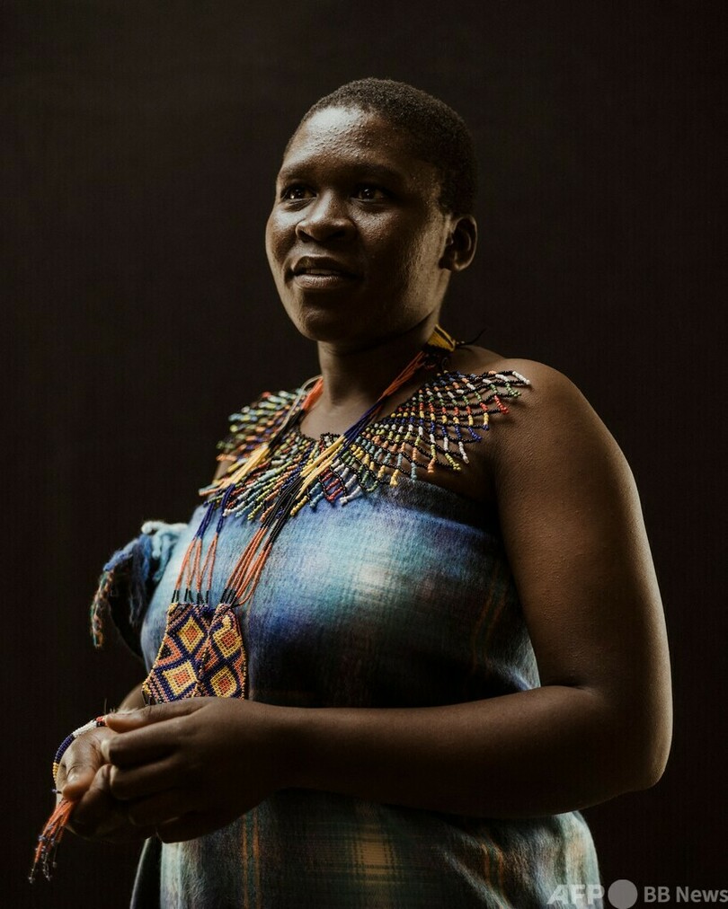 若い女性が舞うズールー人の伝統儀式、新たな王が祝う 南ア