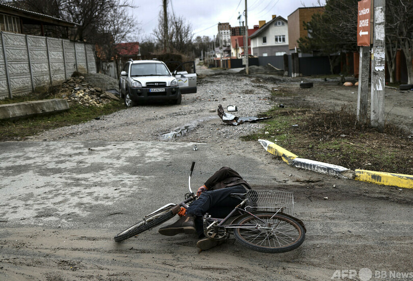 悲嘆に暮れるブチャ ロシア撤退後に残された集団埋葬地