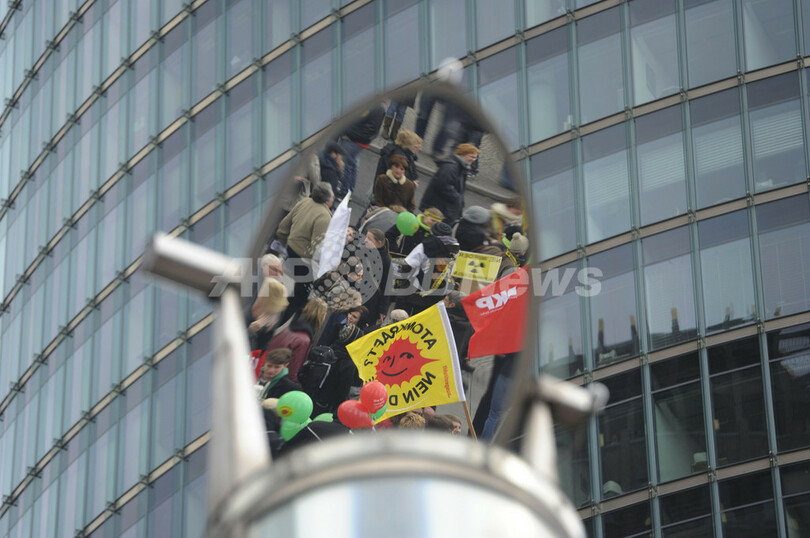 ドイツで反原発デモ、20万人以上参加