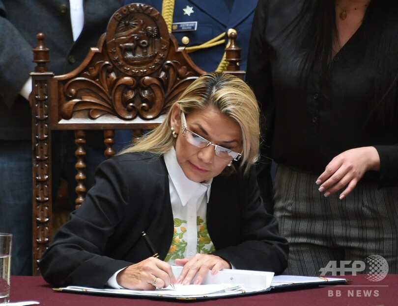 ボリビア暫定大統領、再選挙法案を承認 「クリーン」な選挙へ