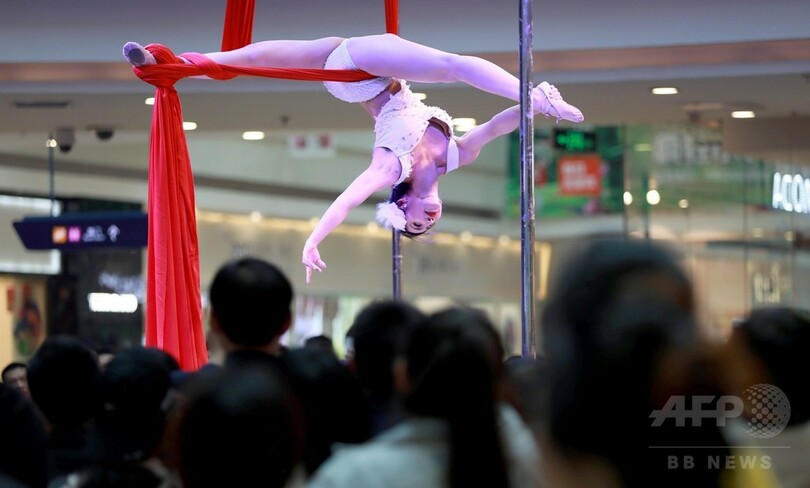 ショッピングモールでポールダンス大会、中国・瀋陽