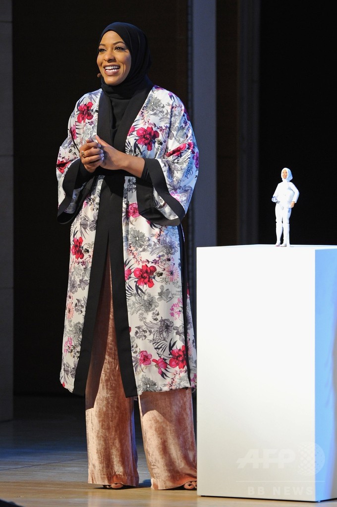 バービーにヒジャブ姿の人形が登場、米国の五輪選手がモデルに