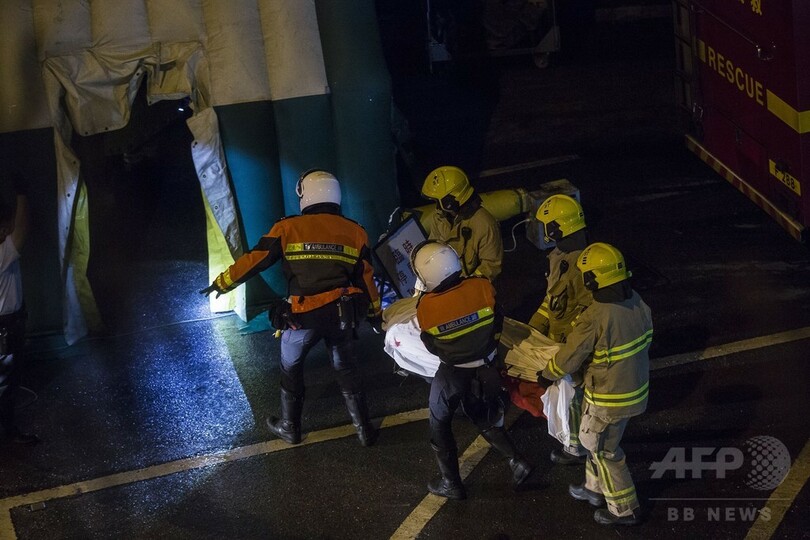 香港で2階建てバス横転、19人死亡 運転手 遅刻とがめられスピード上げる