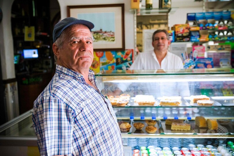 車椅子の男性、43年後に誤診と判明 いまは歩いてカフェにも