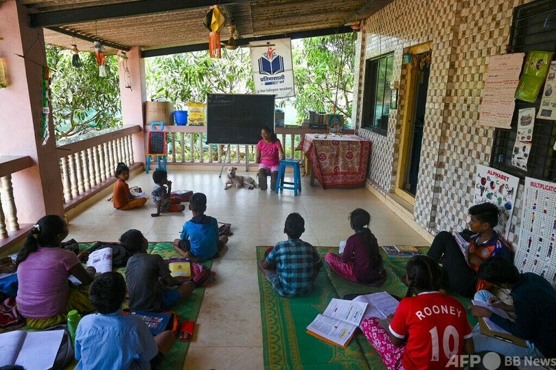 四肢を失った教師、教壇への復活遂げる インド