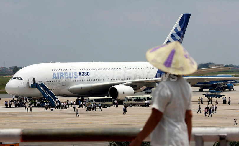 世界最大の旅客機「エアバスA380」、ハノイに立ち寄り