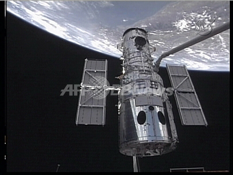 アトランティス、ハッブル宇宙望遠鏡を貨物室内に回収