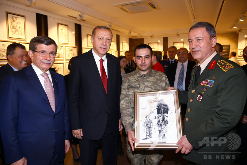 トルコ軍トップのアカル参謀総長を救出 トルコ軍トップのアカル参謀総長を救出