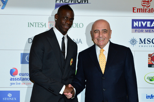 バロテッリがACミラン入団会見、「長くここにいたい」 写真5枚 国際