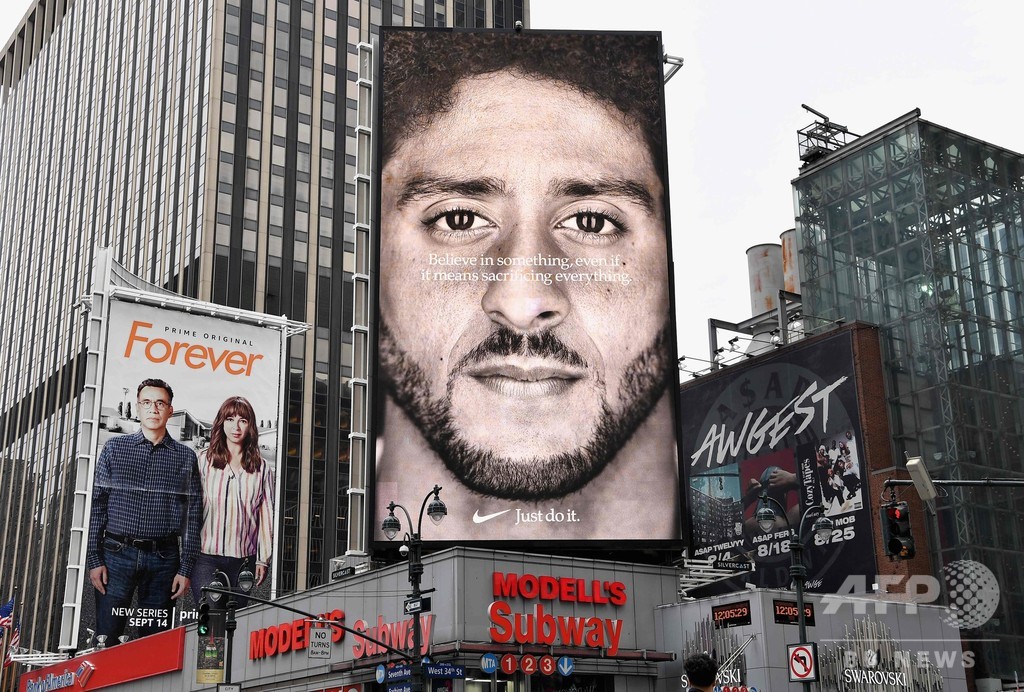 NFLの膝つき抗議は新シーズンも継続、トランプ氏は視聴率低下をやゆ NFLの膝つき抗議は新シーズンも継続、トランプ氏は視聴率低下をやゆ