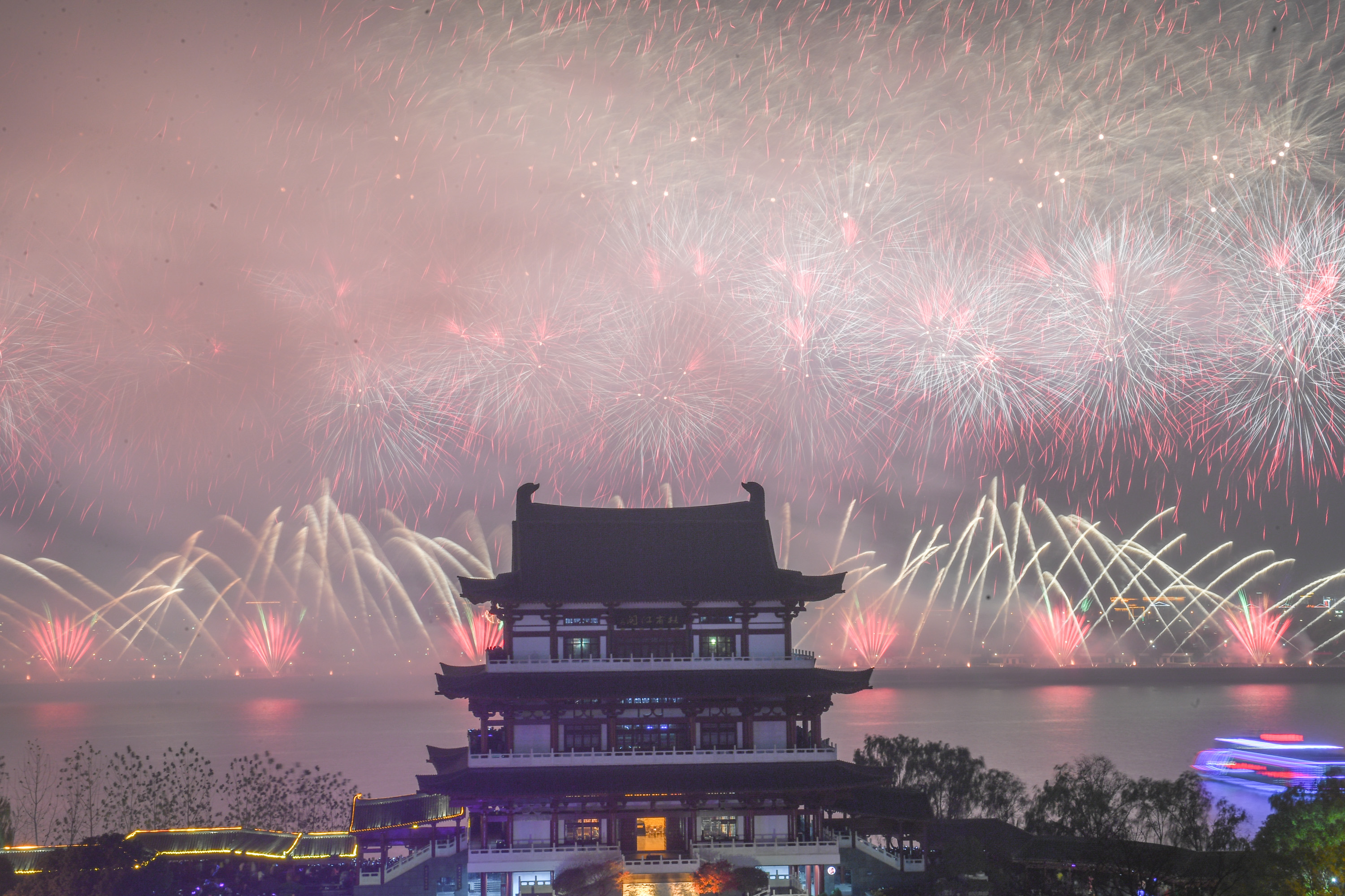 楼閣と織り成す、新年祝う花火大会 中国・湖南省長沙市 写真7枚 国際ニュース：AFPBB News