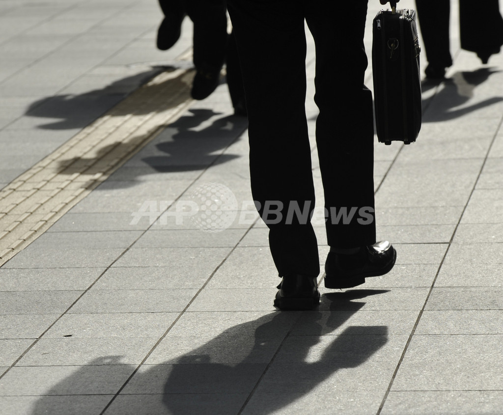 2010年の自殺者、依然として3万人超え 警察庁 2010年の自殺者、依然として3万人超え 警察庁