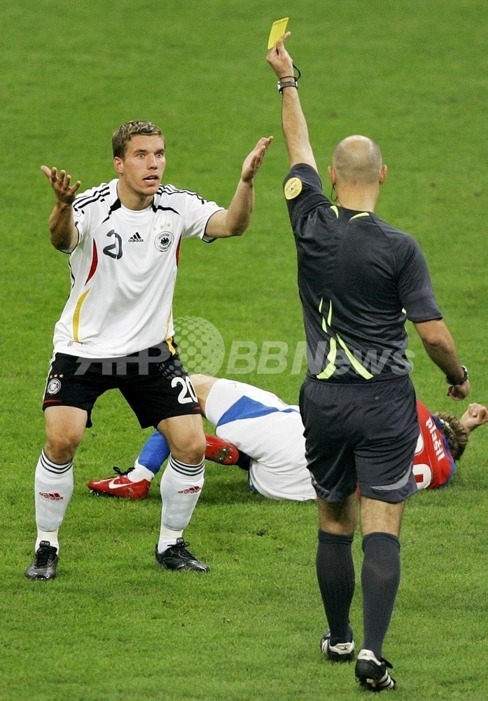 障害者手当を受けつつサッカー審判、英市長に「イエローカード」 写真1枚 国際ニュース:AFPBB News