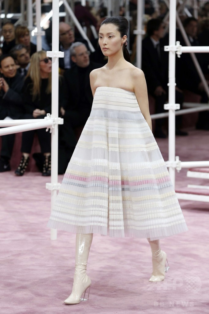 50～70年代の要素を取り入れた新たな女性像を提案、「ディオール」15年春夏オートクチュール