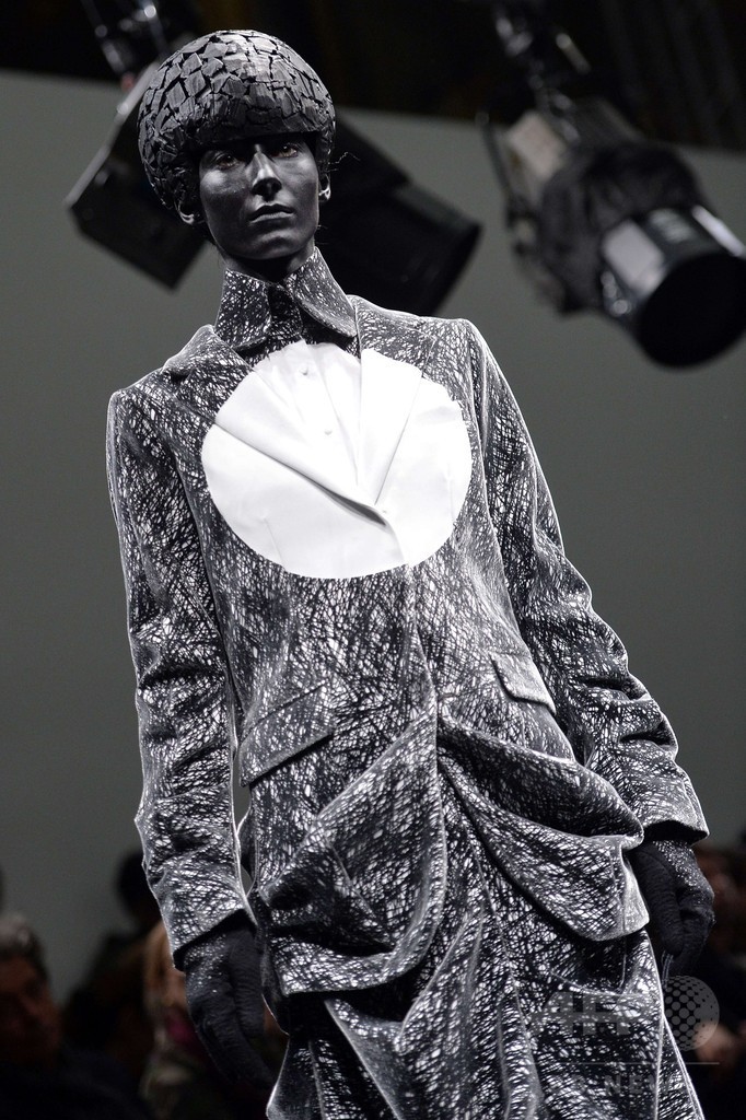 紫外線で浮かびあがる柄など「LIGHT」をテーマに、「アンリアレイジ」15/16秋冬