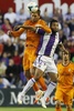 13-14スペイン1部リーグ第34節延期分、レアル・バジャドリード（Real Valladolid）対レアル・マドリード（Real Madrid）。レアル・バジャドリードのヒルベルト・ガルシア・オラルテ（Gilberto Garcia Olarte、右）とボールを競るレアル・マドリードのセルヒオ・ラモス（Sergio Ramos、2014年5月7日撮影）。(c)AFP/CESAR MANSO