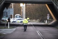 デンマークのニュボーで、列車事故が発生した橋につづく道路を封鎖する警察官（2019年1月2日撮影）。(c)Tim K. Jensen / Ritzau Scanpix / AFP