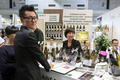 フランス南西部ボルドー（Bordeaux）で開かれた世界最大級のワインと蒸留酒の見本市「ビネクスポ（Vinexpo）」で、ワインを試飲する人々（2013年6月17日撮影）。(c)AFP/NICOLAS TUCAT