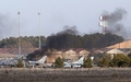 ギリシャ軍のF16戦闘機が墜落し黒煙が上がるスペイン南東部にある空軍基地（2015年1月26日撮影）。(c)AFP/JOSEMA MORENO