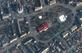 ウクライナ南部マリウポリで、空爆を受ける前の劇場を捉えた衛星画像。建物前の地面には白字のロシア語で「子ども」と書かれている。マクサー・テクノロジーズ提供（2022年3月14日撮影、同16日提供）。(c)AFP PHOTO / Satellite image @2022 Maxar Technologies