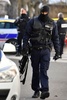 受刑者を護送中の車が襲われたフランス南部タラスコンの裁判所前に出動した警察官ら（2019年1月28日撮影）。(c)GERARD JULIEN / AFP