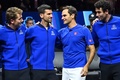 男子テニスの欧州チームとワールドチームの対抗戦、レーバー・カップ初日。現役最後の試合を終え、ノバク・ジョコビッチ（左から2人目）らと言葉をかわす欧州チームのロジャー・フェデラー（右から2人目、2022年9月24日撮影）。(c)Glyn KIRK / AFP