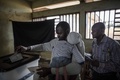 投票するために列に並ぶ有権者たち。(c)AFP/MARCO LONGARI