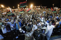リビア東部ベンガジ（Benghazi）で、反体制派による首都トリポリ（Tripoli）制圧と、最高指導者ムアマル・カダフィ（Moamer Kadhafi）大佐の次男、セイフイスラム・カダフィ（Saif al-Islam Kadhafi）氏の拘束を喜ぶ市民ら（2011年8月21日撮影）。(c)AFP/GIANLUIGI GUERCIA 

&lt;a href=&quot;http://www.afpbb.com/article/war-unrest/2821545/7664466&quot;&gt;&lt;b&gt;本文を読む&lt;/b&gt;&lt;/a&gt;
