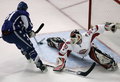 写真は、イースタン・カンファレンスのゴーリー、マーティン・ブロデューア（%%Martin Brodeur%%、右）からゴールを奪うナッシュ。(c)AFP/Getty Images Bruce Bennett